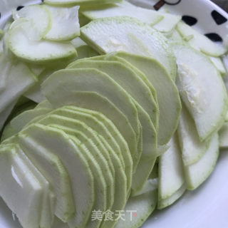 西葫芦炒鸡蛋的做法步骤：2