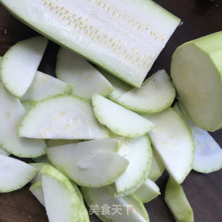 西葫芦炒鸡蛋的做法步骤：1