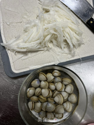 萝卜蛤蜊汤的做法步骤：1
