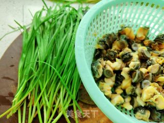野韭菜炒田螺肉的做法步骤：2