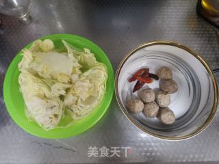 洋白菜炒牛肉丸的做法步骤：1