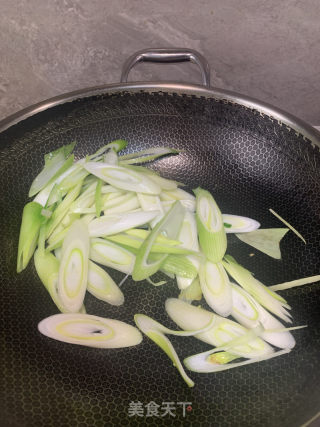 葱爆海参的做法步骤：2