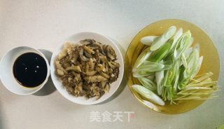 葱爆海参的做法步骤：1