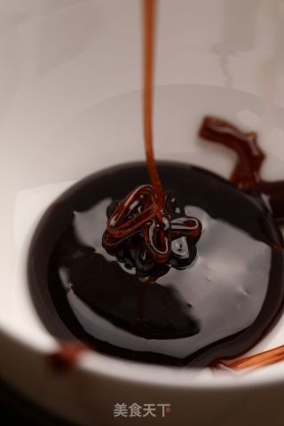 卤菜糖色怎么炒，卤菜炒糖色的方法的做法步骤：5