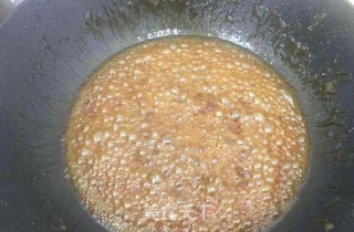 卤菜糖色怎么炒，卤菜炒糖色的方法的做法步骤：2