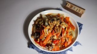胡萝卜白菜梗炒鸡的做法