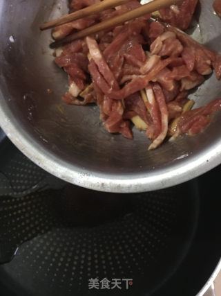 黄花菜黑木耳炒肉丝的做法步骤：5