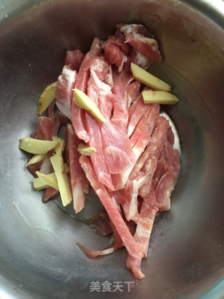 黄花菜黑木耳炒肉丝的做法步骤：3