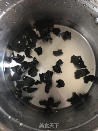 黄花菜黑木耳炒肉丝的做法步骤：2