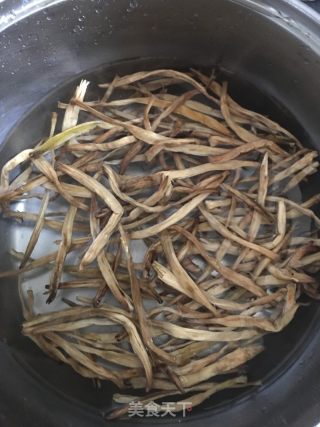 黄花菜黑木耳炒肉丝的做法步骤：1
