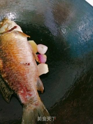 奶白鲫鱼豆腐汤的做法步骤：2