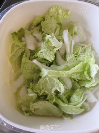 酸辣白菜的做法步骤：1