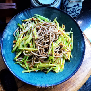 黄瓜丝拌饸饹面的做法步骤：9