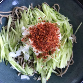 黄瓜丝拌饸饹面的做法步骤：5
