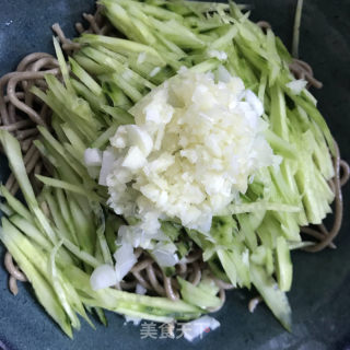 黄瓜丝拌饸饹面的做法步骤：4