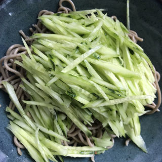 黄瓜丝拌饸饹面的做法步骤：3