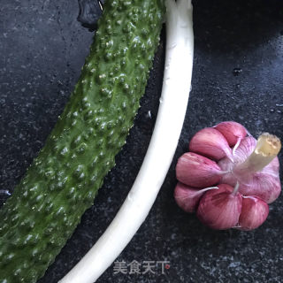 黄瓜丝拌饸饹面的做法步骤：2