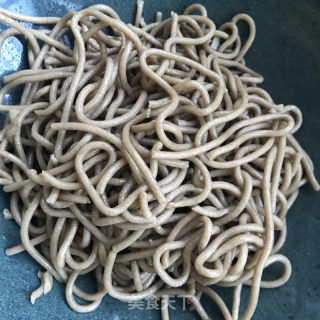 黄瓜丝拌饸饹面的做法步骤：1