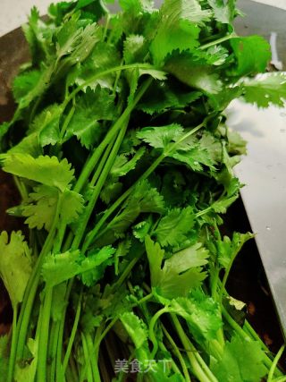 香菜拌卤牛肉的做法步骤：3