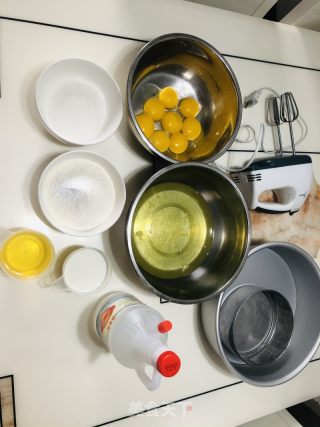 十寸威风蛋糕的做法步骤：1