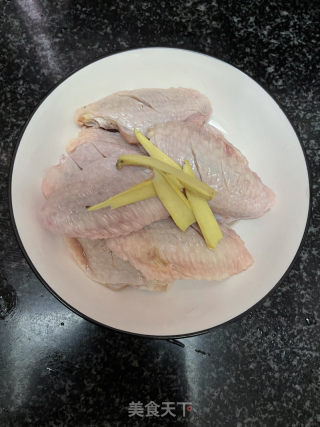 菠萝烤翅的做法步骤：2