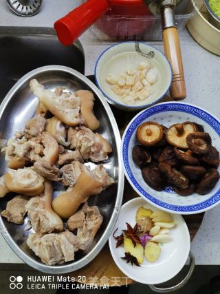 香菇焖猪手的做法步骤：1