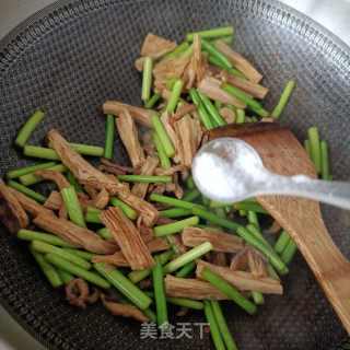 蒜苔炒腐竹的做法步骤：14