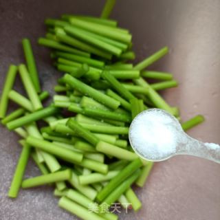 蒜苔炒腐竹的做法步骤：3