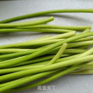 蒜苔炒腐竹的做法步骤：1