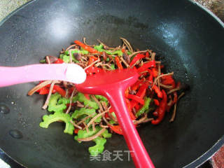 红椒茶树菇炒苦瓜的做法步骤：10