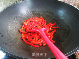 红椒茶树菇炒苦瓜的做法步骤：7