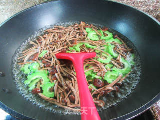 红椒茶树菇炒苦瓜的做法步骤：6
