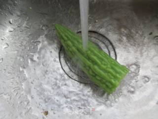 红椒茶树菇炒苦瓜的做法步骤：4