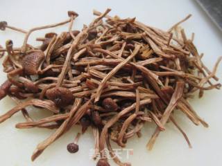 红椒茶树菇炒苦瓜的做法步骤：2