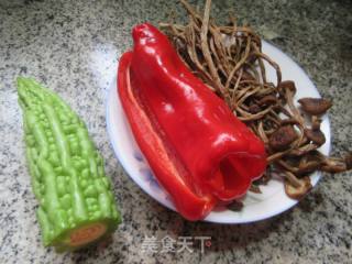 红椒茶树菇炒苦瓜的做法步骤：1