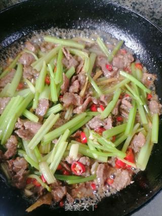 芹菜炒牛肉的做法步骤：6