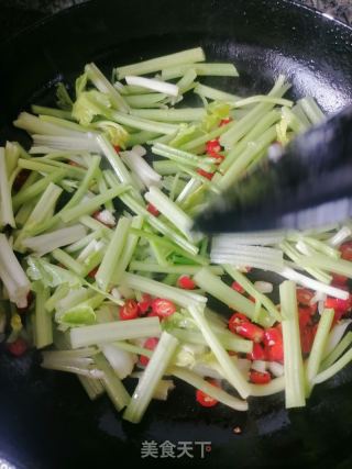 芹菜炒牛肉的做法步骤：4
