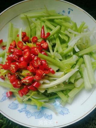 芹菜炒牛肉的做法步骤：2