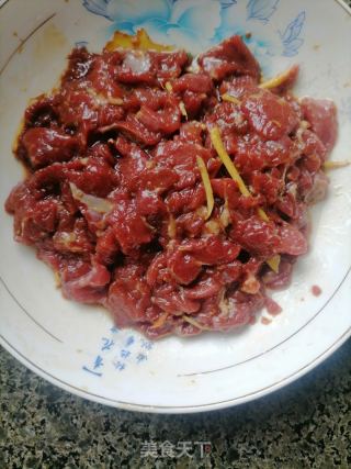 芹菜炒牛肉的做法步骤：1