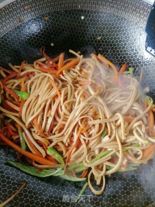 胡萝卜炒豆皮的做法步骤：5