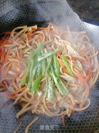 胡萝卜炒豆皮的做法步骤：4