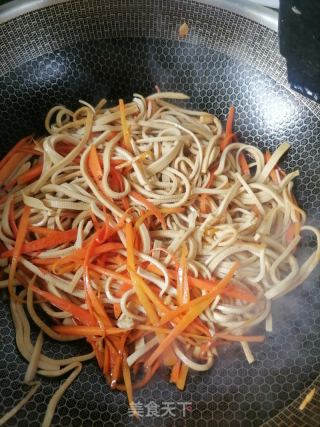 胡萝卜炒豆皮的做法步骤：3