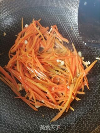 胡萝卜炒豆皮的做法步骤：2
