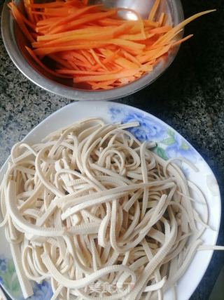胡萝卜炒豆皮的做法步骤：1