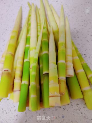 小竹笋炒肉的做法步骤：1