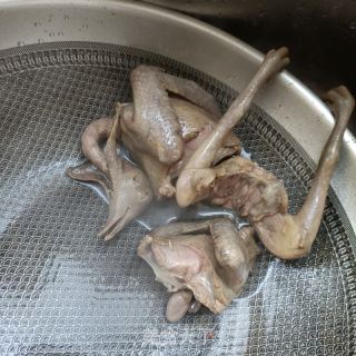 沙参玉竹鸽子汤的做法步骤：2