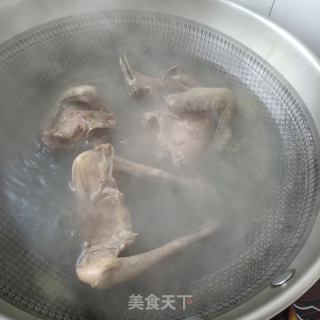 沙参玉竹鸽子汤的做法步骤：1