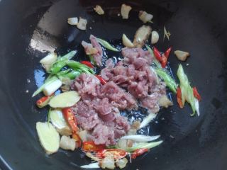 孜然肉丝鱿鱼的做法步骤：6