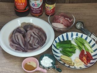 孜然肉丝鱿鱼的做法步骤：1