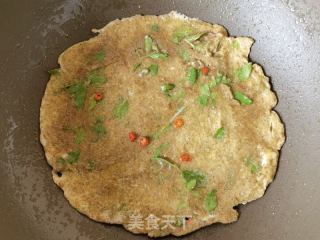 花椒叶黑全麦鸡蛋煎饼的做法步骤：6